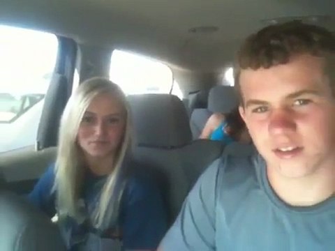 Alyssa répète les mots à l'envers