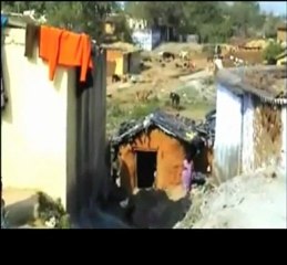 KÜçük çocuk köpek sütü içerek yaşıyor