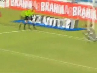 Juninho sigue presumiendo de cañon en Brasil