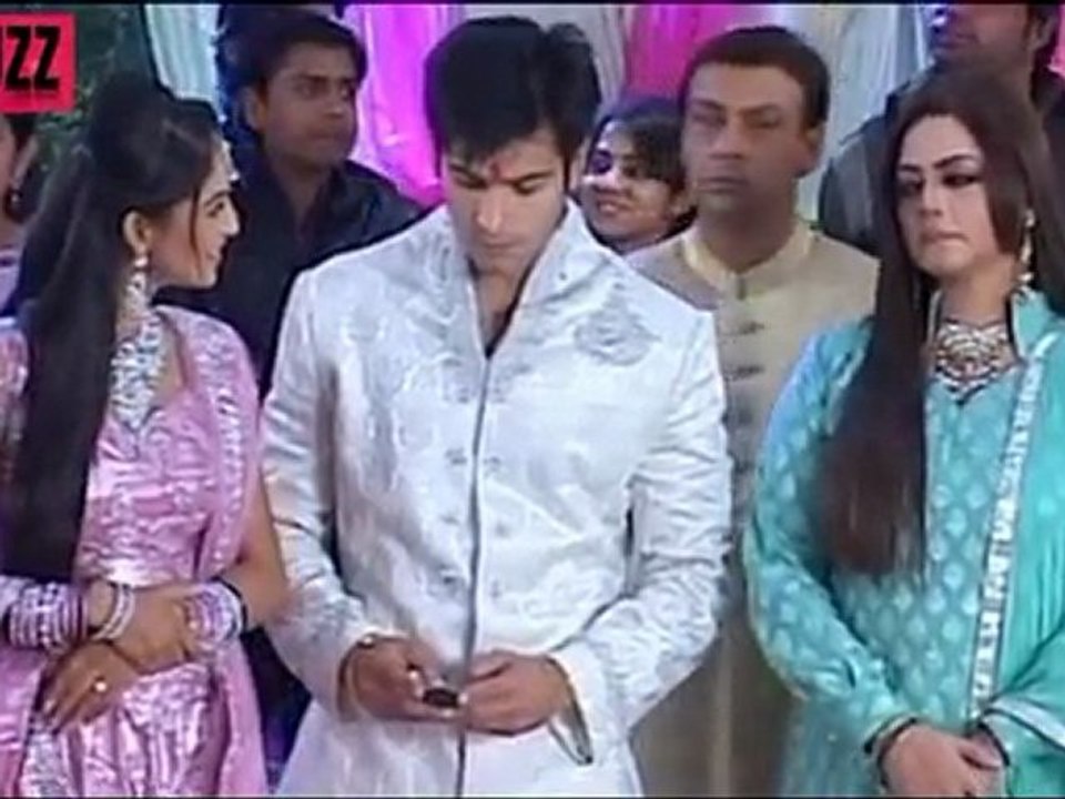 Jeevika THROWS Manvi Out in Ek Hazaaron Mein Meri Behna Hai 30th January 2012