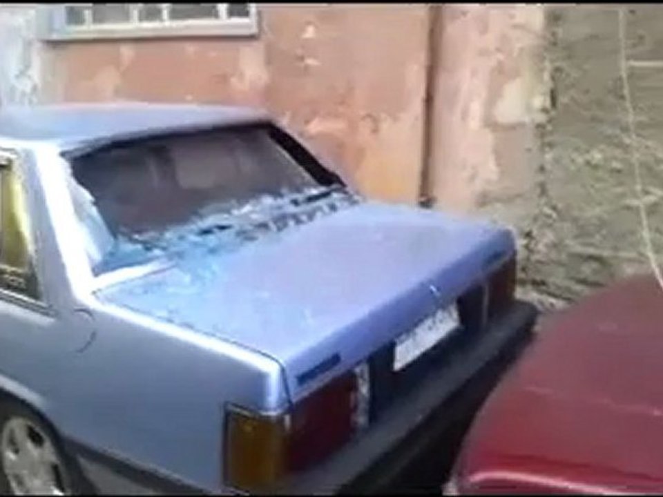 فري برس   ريف دمشق الغوطة الشرقية  حمورية  أثار القصف العشوائي  29 1 2012 ج3