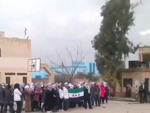 فري برس درعا خربة غزالة مظاهرة طلابية من داخل الثانوية نصرة للشهيدين طارق الزعبي وخالد العتيلي حرام عليك الاحد 29 1 2012
