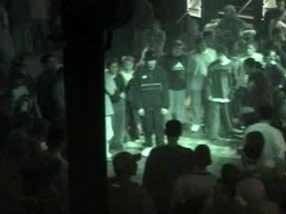 Break Dancing- Hip Hop - Smurf dance