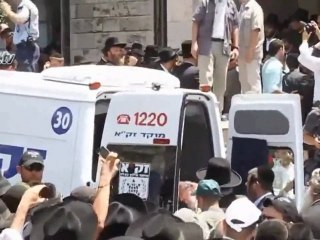 Miles de personas asisten al funeral del rabino Abuhatzeira
