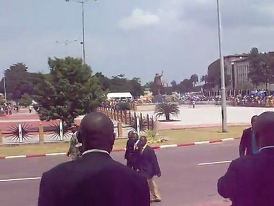 Mausolé de Laurent Désiré Kabila devant le Palais présidentiel (que bien sûr l'on ne peut pas filmer) lors du jour férié qui lui est dédié