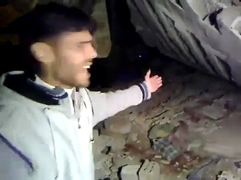 فري برس حمص الرستن محاولة انتشال الجثث من تحت الانقاض 30 1 2012