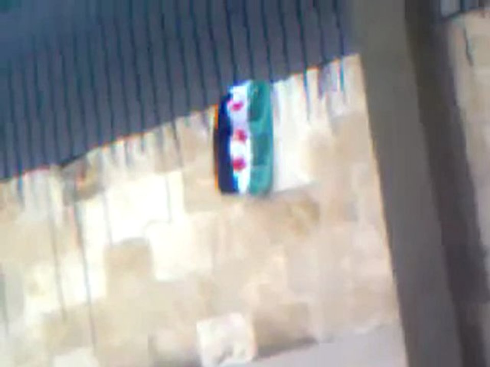 فري برس   حلب  رفع علم الاستقلال بمدرسة بسام العمر بسيف الدولة 30 1 2012