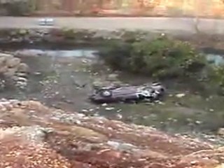 Köprüden Uçan Otomobil Güvenlik Kamerasında