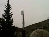 فري برس   رفع علم الاستقلال فوق احد المباني دمشق جوبر 30 1 2012
