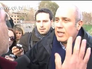 Ponte Milvio. Contestato Moccia: 'Imbecille, per i lucchetti è colpa tua'