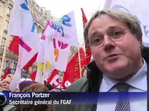 Paris: des milliers d'enseignants défilent pour défendre l'école