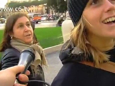 Cono gelato o preservativo? L'albero di Piazza Venezia divide romani e turisti