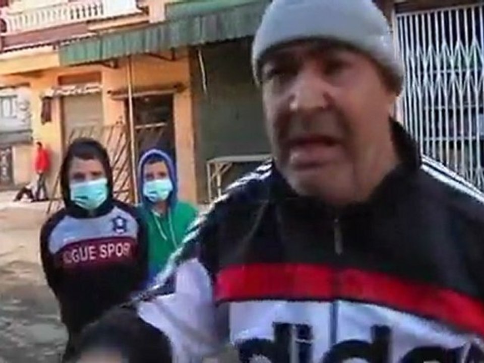 Police and protesters clash in Algiers