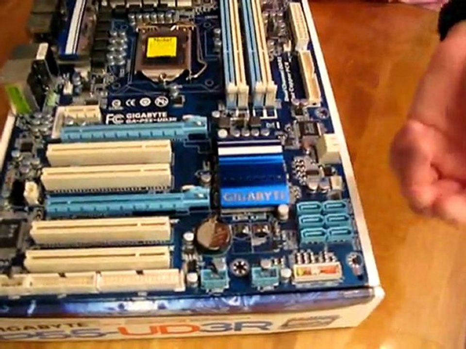 Gigabyte P55-UD3R P55 LGA1156 Core i5 Motherboard Unboxing Linus Tech Tips