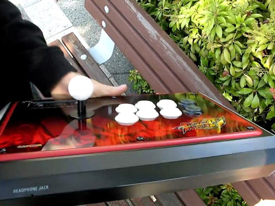 Madcatz Street Fighter IV Tournament Edition Fightstick Unboxing Linus Tech Tips