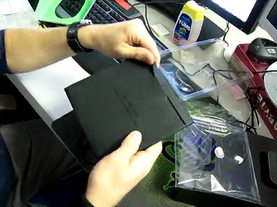 Razer Naga MMO Gaming Mouse Unboxing Linus Tech Tips