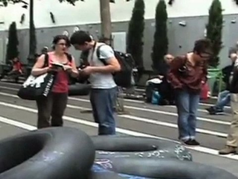 Funambulisme sur fond de haine // EDITO by FALTOT // Place Goldoni // 29 Juillet 2009 // 75002