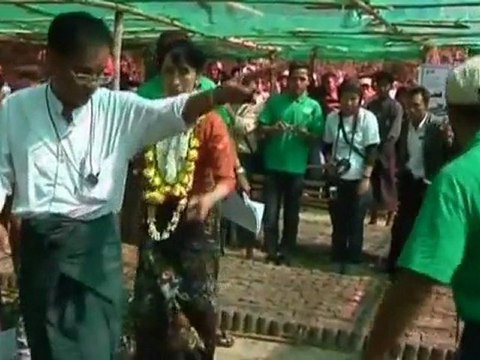 Suu Kyi hits the campaign trail