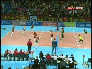 AEK maçından muhteşem bir "Cimbombomsun Sen Bizim Canımız"