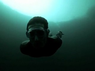 Guillaume Nery base jumping at Dean's Blue Hole - Video Dailymotion