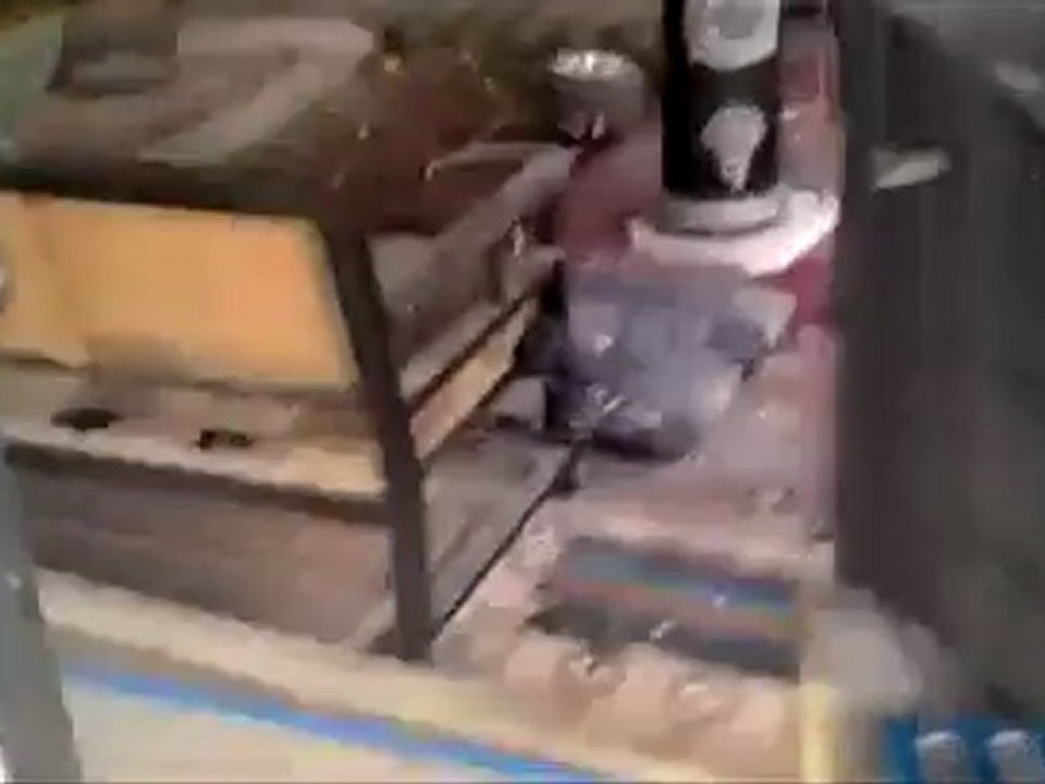 فري برس   إدلب   معرة النعمان آثار الدمار الذي لحق باحد المحال 31 1 2012