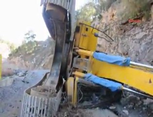 Kepçe Yüklü TIR Uçuruma Yuvarlandı