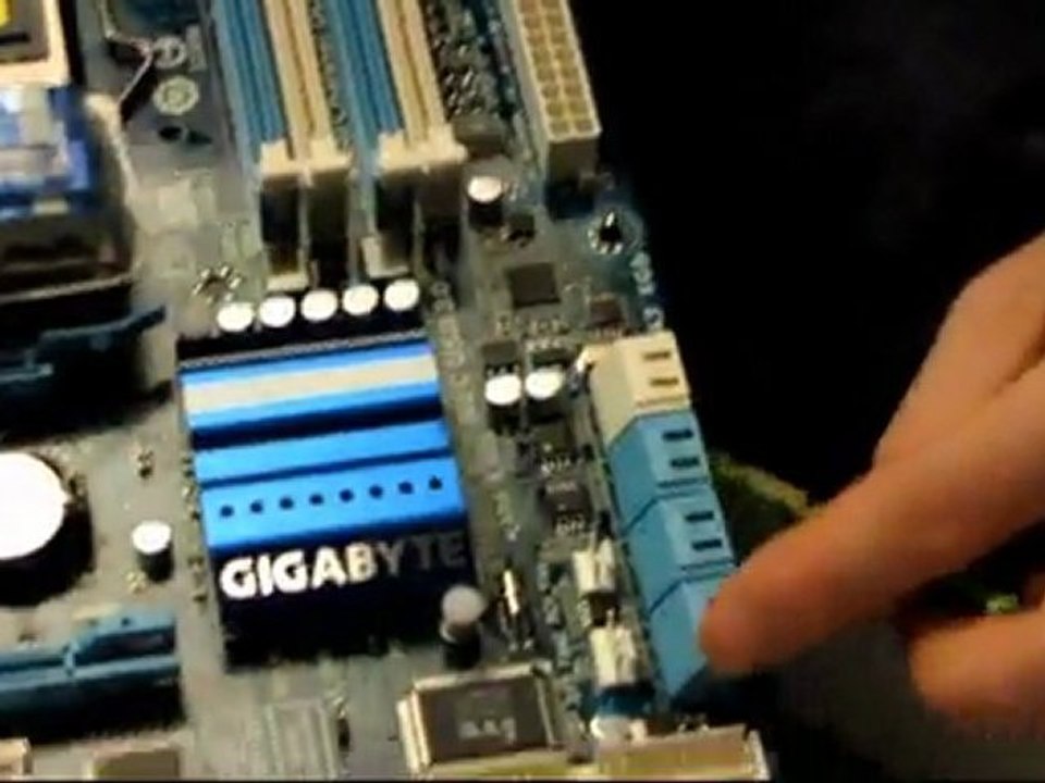 Gigabyte P55A-UD4P P55 Core i5 SLI motherboard Unboxing & First Look Linus Tech Tips