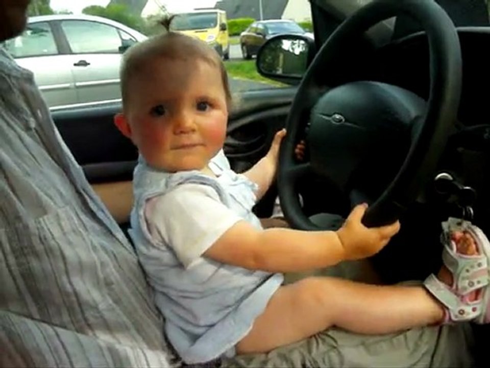 La Puce qui conduit avec son Papa.2010