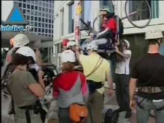 مريض يتسلق اعلى بناية في تل ابيب