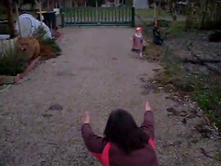 Lola 2 ans cours embrasser maman