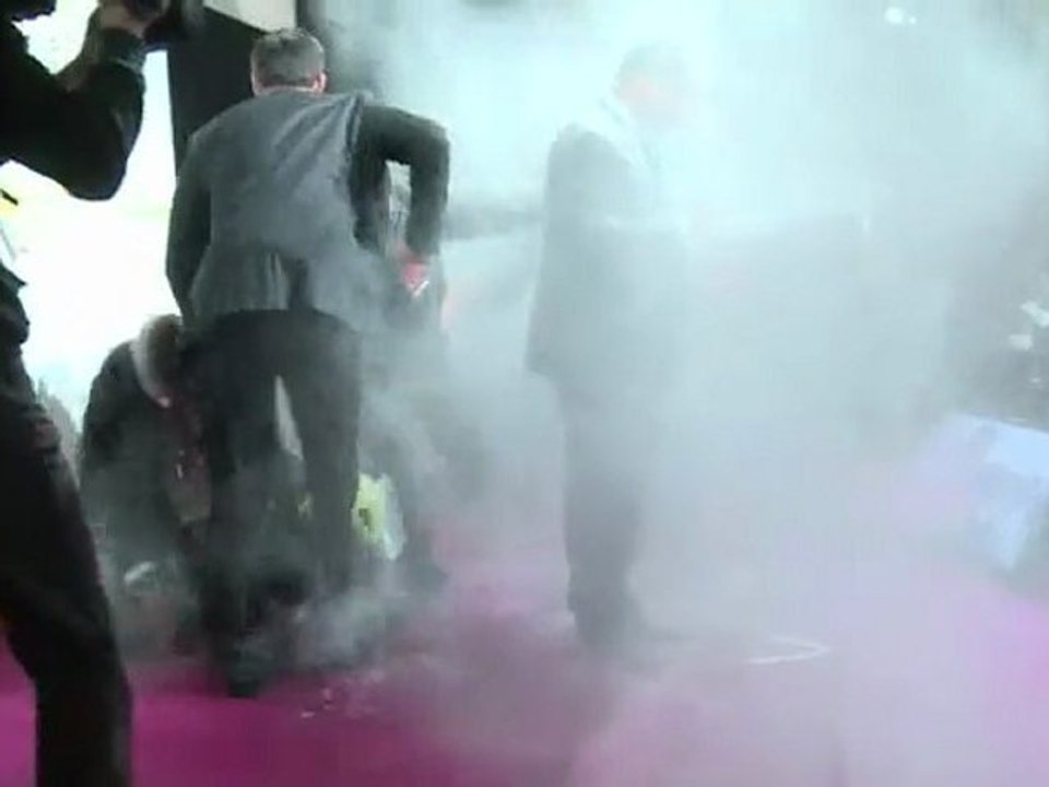 François Hollande aspergé de farine