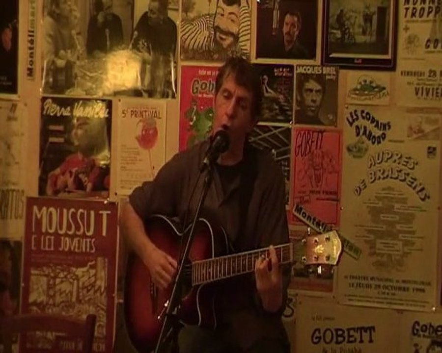 mordu l'oreille ( Jean Yanne )