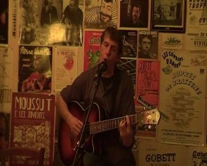 mordu l'oreille ( Jean Yanne )