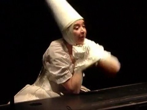 Le Sacre - Cie Hop! Hop! Hop! - Momix 2012 - Théâtre de corps et d'objets