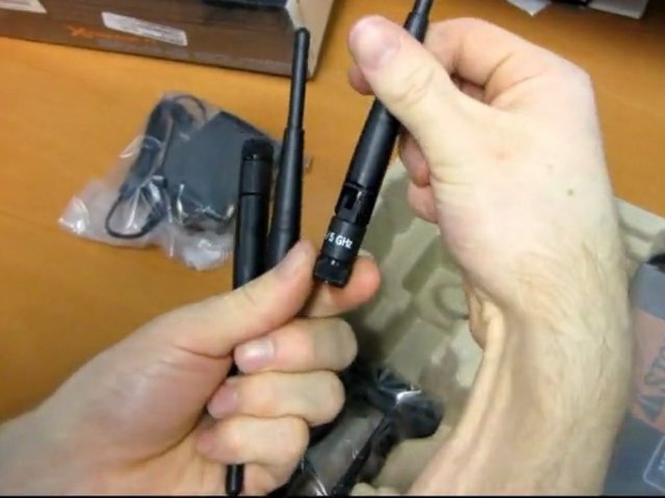 D-Link DGL-4500 Gamer Lounge Wireless N Gigabit Gaming Router Unboxing & First Look Linus Tech Tips