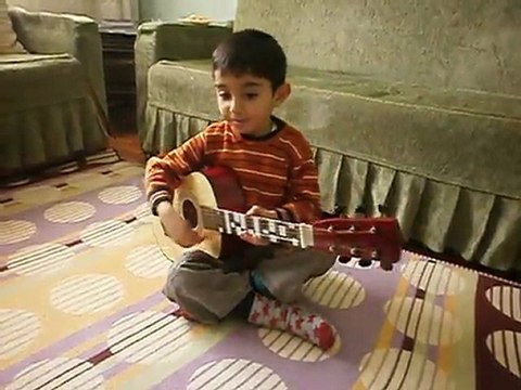4 yaşında gitar çalan çocuk enes talha çatal, enes talha çatal