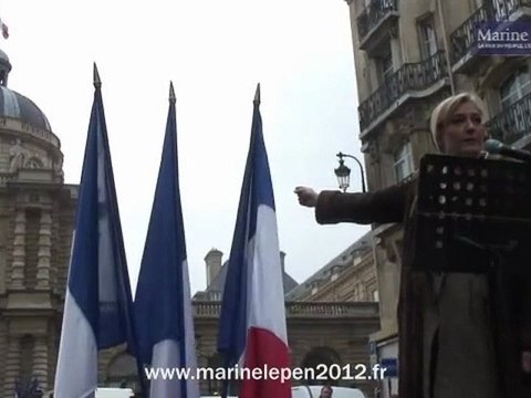 Marine Le Pen lance un appel aux Français pour ses 500 signatures