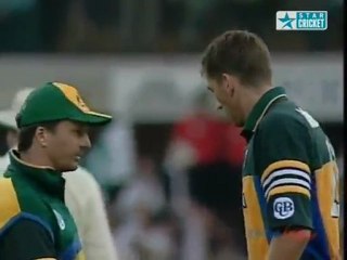 Razzaq-v-McGrath-44444-Australia-v-Pakistan-CUB-Series-1