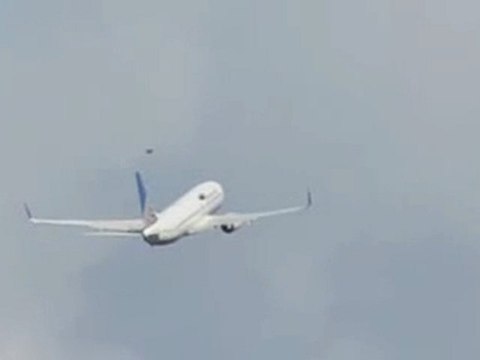 UFO . aéroport.Escorte . Jet Airliner .2012