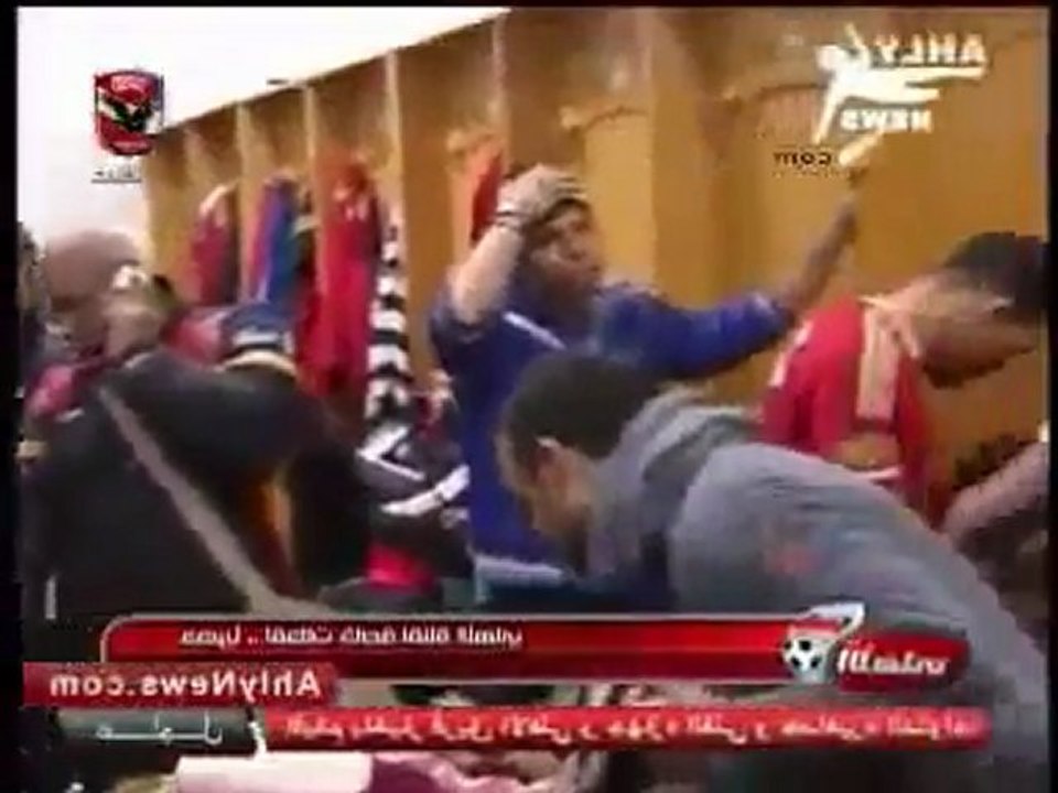 Dead people in soccer riot in Egypt 73 deads Morte no Egito invasão jogo de futebol