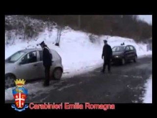 Bologna - I carabinieri aiutano gli automobilisti in difficoltà