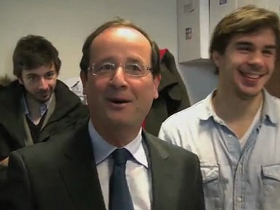 F. Hollande plaisante avec ses équipes