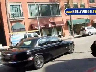 Tải video: Oksana Grigorieva camina en silencio en Beverly Hills