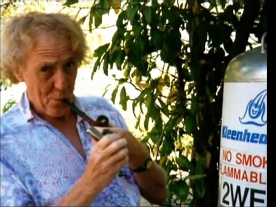 Rod Hull Fell Off Roof : Rod Hull, crazy creator of Emu, dies in fall ...
