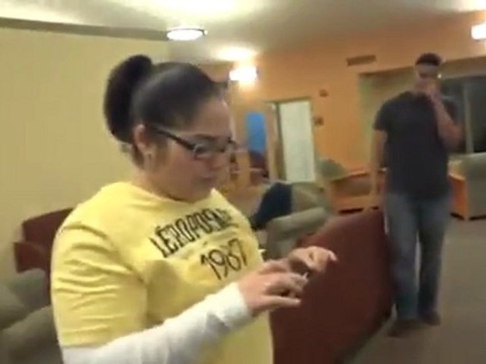 Un mec trop chatouilleux tombe dans les pommes