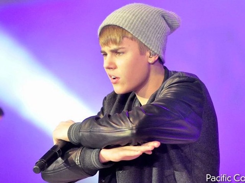 Justin Bieber Completes Domination over Justin Timberlake with SNL Hosting Gig