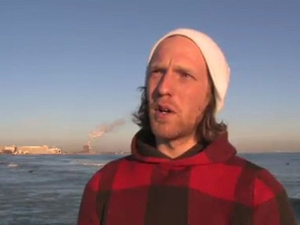 Ils surfent à moins zéro degré, sur le lac Michigan