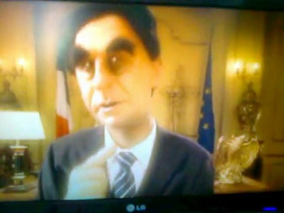 Le clip de campagne du pauvre con vu par les guignols de l'info !!!!!!!