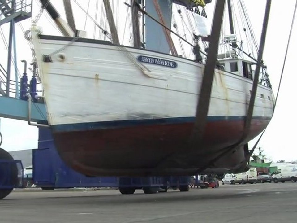 Grutage du vieux gréement Bro Warok pour carénage en prévision de son périple humanitaire vers Haïti en mars 2012