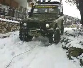 la mitica defender di Marco trainando un auto in panne per la